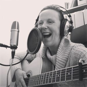 Lynz Crichton, UK Singer Songwriter, Acoustic Folk Alternative